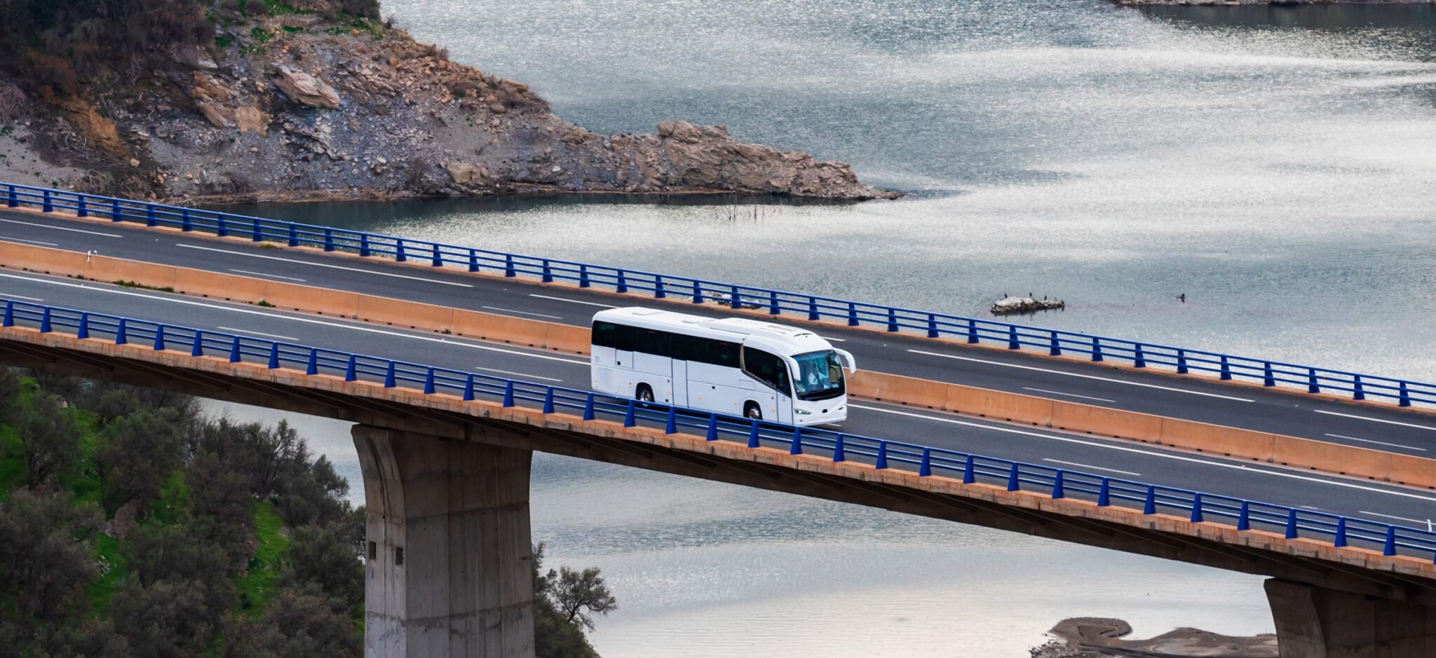 bus de voyageurs sur autoroute